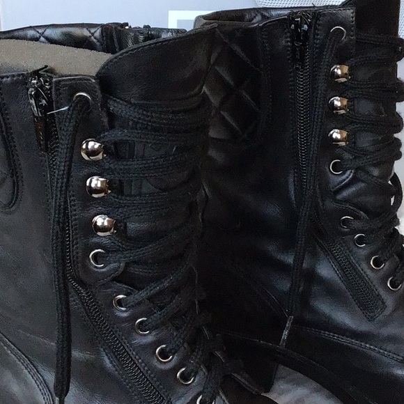 CHANEL VINTAGE BLACK LEATHER LACE UP COMBAT BOOTS. SIZE 38 ( US SIZE 8 ). - Picture 6 of 13